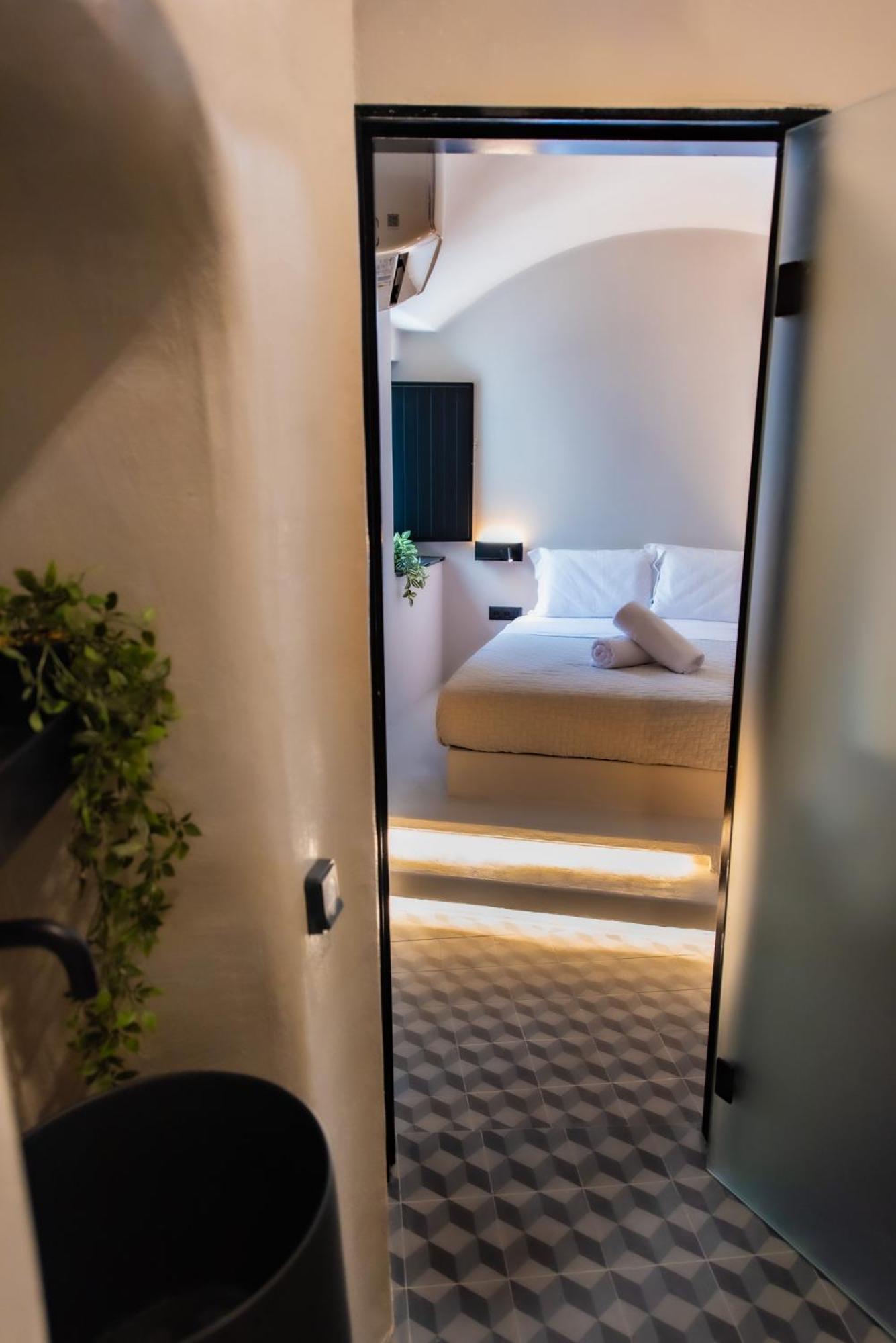 Noir Cave Villa With Private Jacuzzi And Sunset Terrace 피르고스 외부 사진