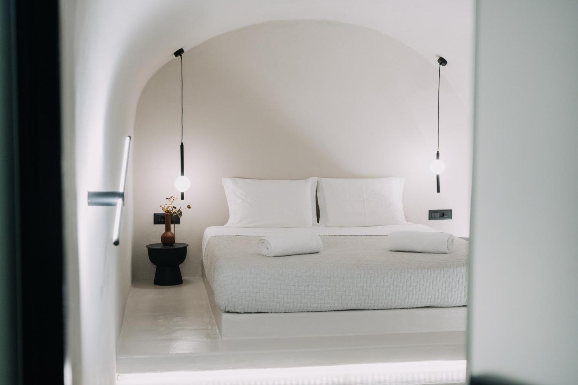 Noir Cave Villa With Private Jacuzzi And Sunset Terrace 피르고스 외부 사진
