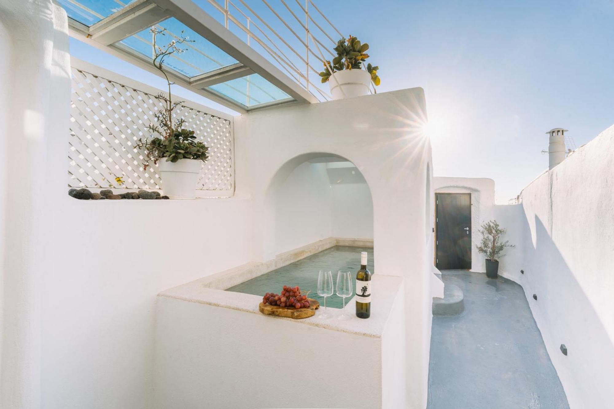 Noir Cave Villa With Private Jacuzzi And Sunset Terrace 피르고스 외부 사진